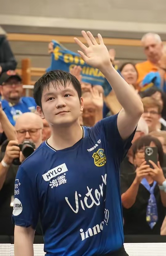 他在场上展 他在场上展